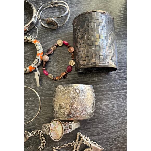 VTG Silver Tone Lot Of 27 Costume Bracelet Jewelry Beaded Cuffs Chain Stretch - Picture 7 of 13